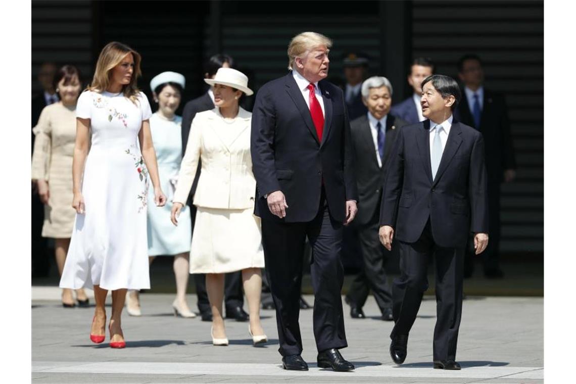 US-Präsident Trump will keinen Regimewechsel im Iran Donald Trump (2.v.r) und Japans Kaiser Naruhito (r) sowie First Lady Melania (2.v.l) und Kaiserin Masako (4.v.l) im Kaiserpalast. Foto: Issei Kato/Pool Reuters/AP
