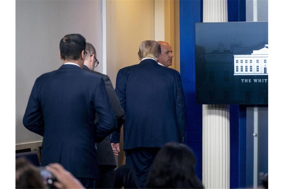 Schüsse vor Weißem Haus: Trump unterbricht Pressekonferenz Donald Trump (2.v.r.) verlässt die Pressekonferenz. Foto: Andrew Harnik/AP/dpa