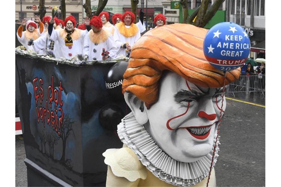 Rosenmontagszüge rollen - Klare Kante gegen Rechts Donald Trump als Horrorclown. Foto: Roberto Pfeil/dpa