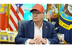 Donald Trump an seinem Schreibtisch im Weißen Haus: Er trägt eine Kappe mit der Aufschrift: „Trump hatte in allem recht!"