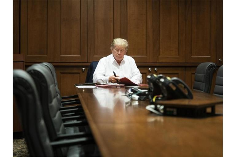 Donald Trump arbeitet in einem Konferenzraum des Militärkrankenhauses Walter Reed. „Während er noch nicht über den Berg ist, bleibt das Team vorsichtig optimistisch“, erklärte Arzt Sean Conley. Foto: Joyce N. Boghosian/The White House/AP/dpa