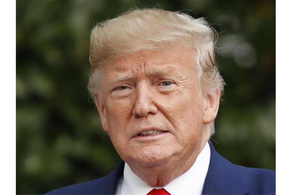 Trump: Wir haben die Kurden nicht im Stich gelassen Donald Trump auf dem Südrasen des Weißen Hauses im Gespräch mit Journalisten. Foto: Pablo Martinez Monsivais/AP/dpa