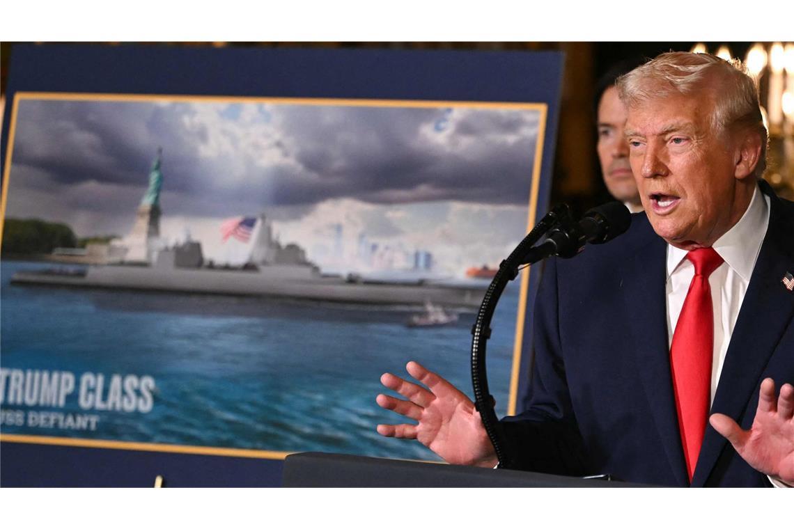 Donald Trump bei der Verkündung der Pläne zum Bau neuer Kriegsschiffe.