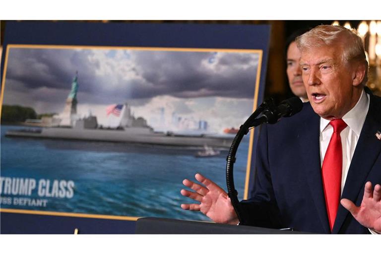 Donald Trump bei der Verkündung der Pläne zum Bau neuer Kriegsschiffe.