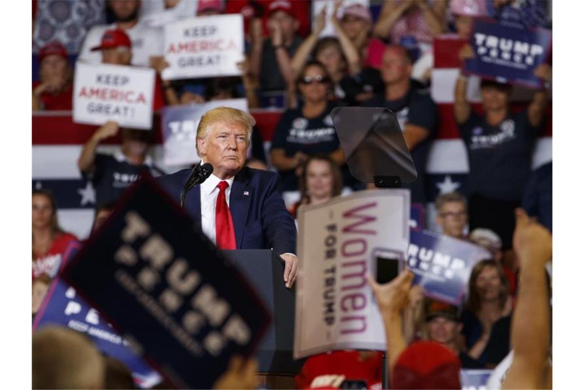 Donald Trump bei der Wahlkampfkundgebung, auf der seine Anhänger am Mittwoch „Schickt sie zurück!“ skandiert hatten. Foto: Carolyn Kaster