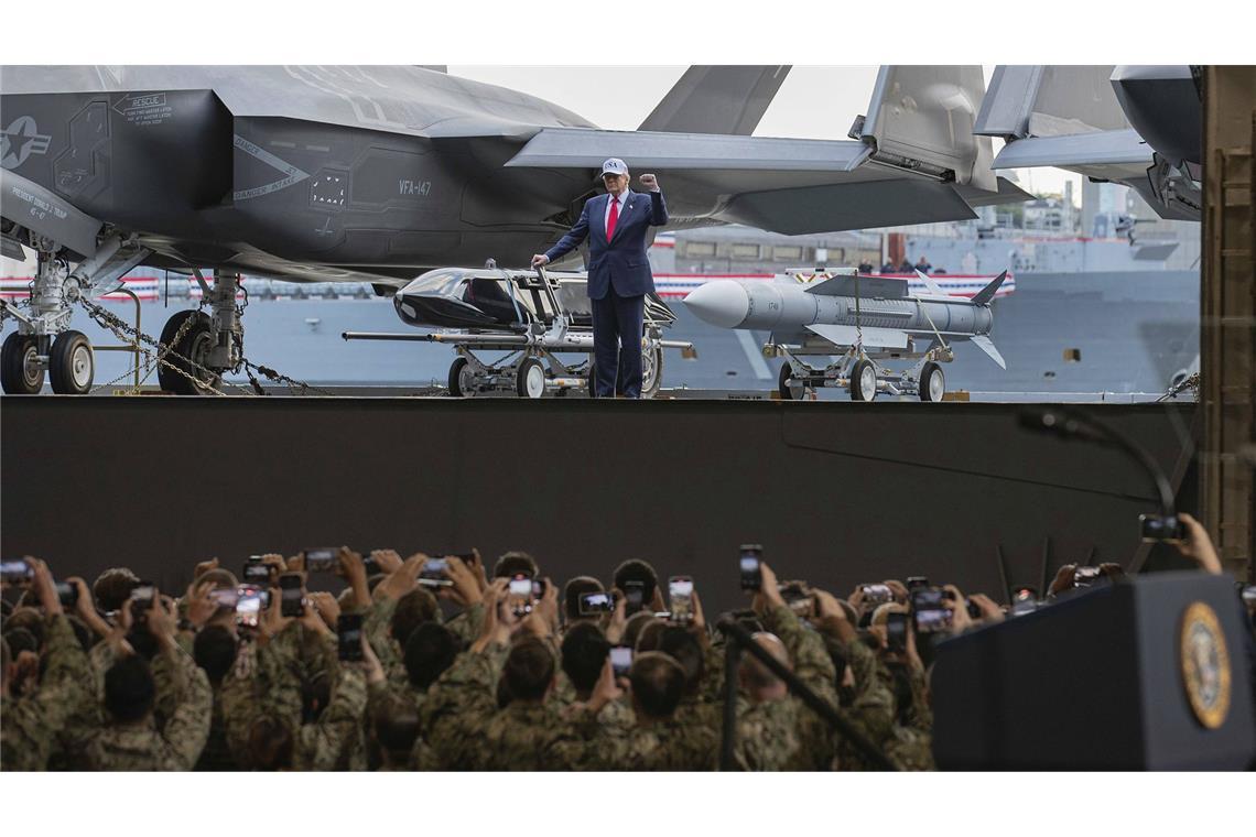 Donald Trump bei des US-Streitkräften. Die US-Armee teilte mit, dass sie den Iran angegriffen hat (Archivfoto).