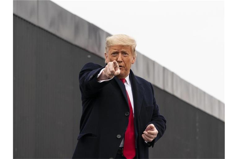 Donald Trump bei einer Rede an der Grenzmauer zwischen den USA und Mexiko. Foto: Alex Brandon/AP/dpa