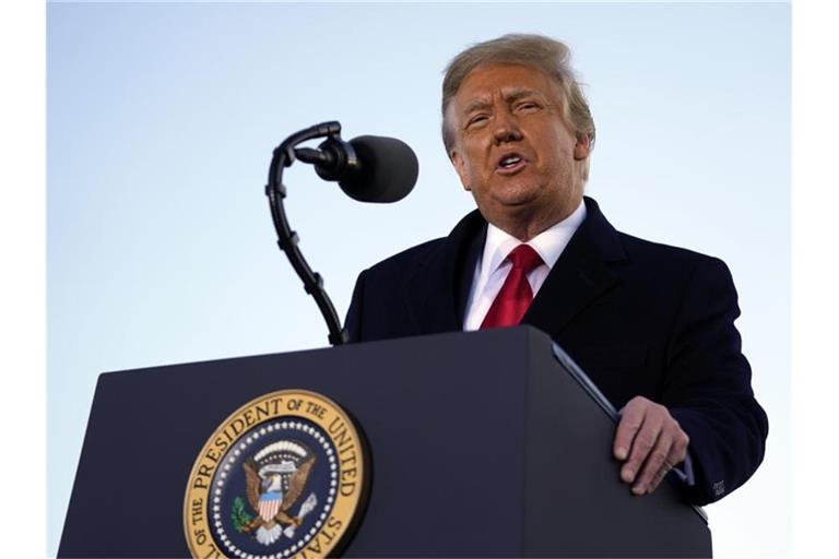 Donald Trump bei seinem lezten öffentlichen Auftritt als Präsident der USA. Foto: Manuel Balce Ceneta/AP/dpa