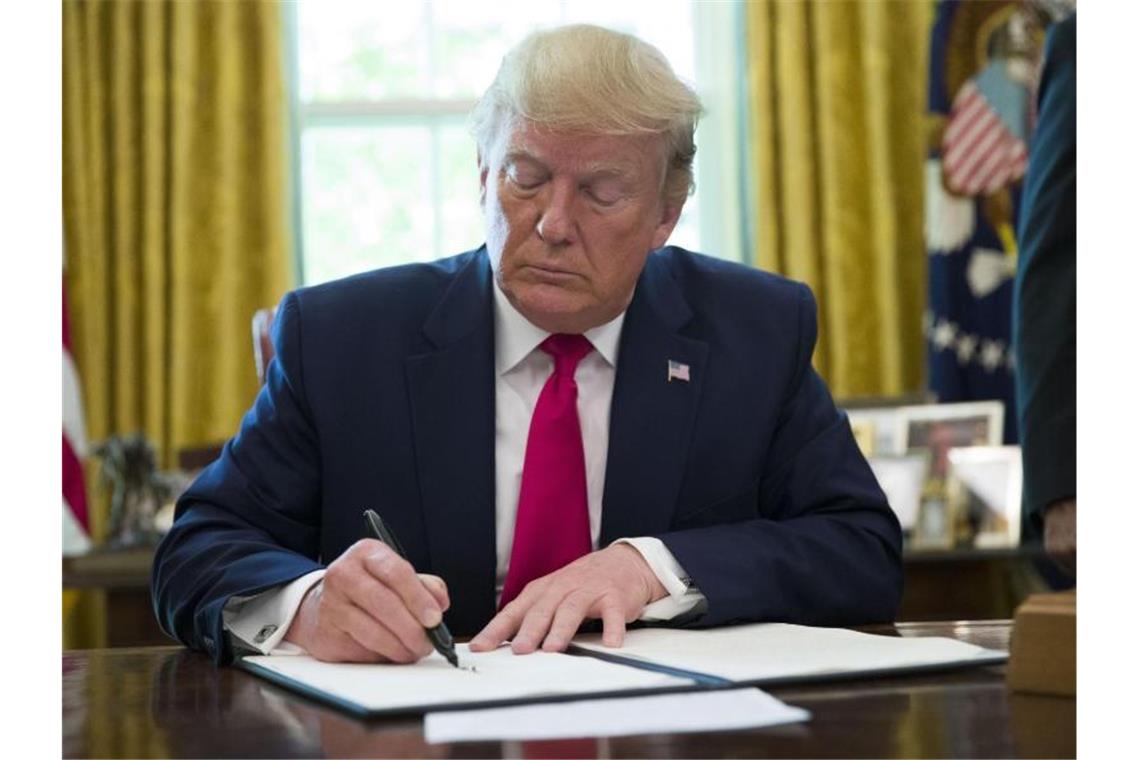 Iran lehnt Gespräche mit USA ab Donald Trump beim Unterzeichnen der jüngsten den Iran betreffenden Verfügung. Foto Alex Brandon/AP Foto: Alex Brandon