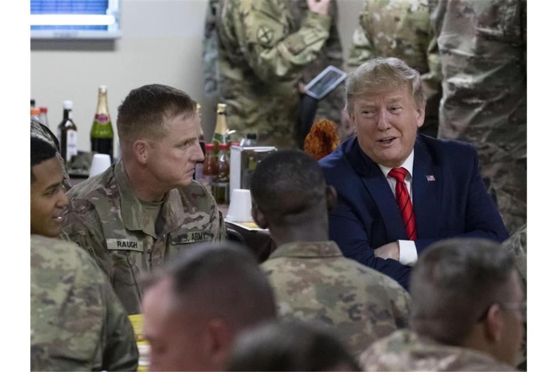 Donald Trump besucht 2019 amerikanische Truppen auf der Bagram Air Base nördlich von Kabul. Foto: Alex Brandon/AP/dpa