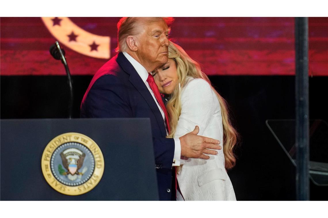 Donald Trump betrat nach Erika Kirk die Bühne. Am Ende nahm er sie in den Arm.