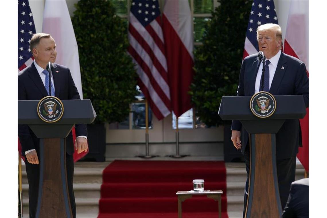 Donald Trump empfängt Andrzej Duda nur wenige Tage vor der Präsidentschaftswahl in Polen, was Vorwürfe der Wahlbeeinflussung mit sich brachte. Foto: Evan Vucci/AP/dpa