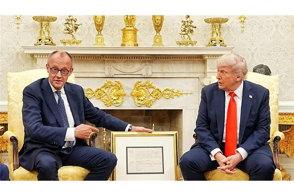 Ein zahmer Trump schmeichelt Merz im Oval Office Donald Trump empfing Friedrich Merz mit warmen Worten im Oval Office.
