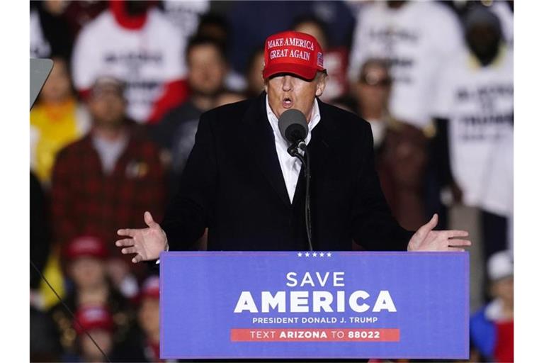 Donald Trump erkennt seine Wahlniederlage auch ein Jahr nach dem Machtwechsel nicht an und behauptet, durch Betrug um den Sieg gebracht worden zu sein. Foto: Ross D. Franklin/AP/dpa