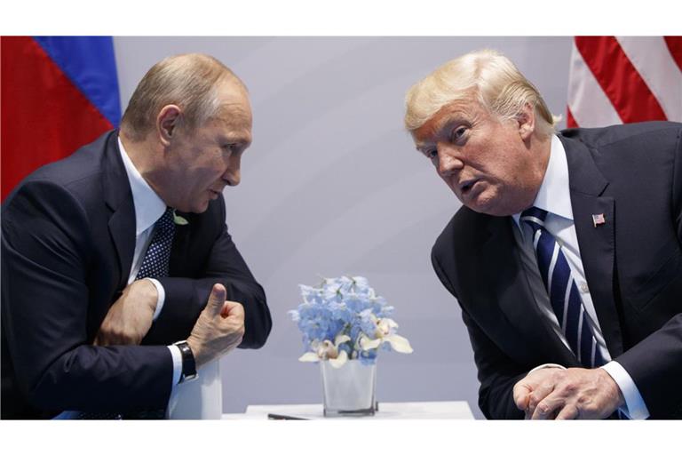 Donald Trump führt sein geplantes Telefonat mit Kremlchef Wladimir Putin (Archivbild).