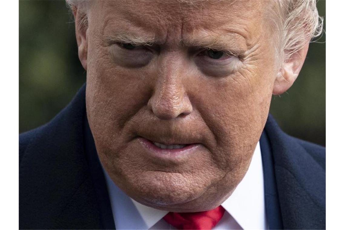 Trump rechnet nach Freispruch mit Impeachment-Zeugen ab Donald Trump greift hart durch und entlässt Zeugen, die im Amtsenthebungsverfahren gegen ihn ausgesagt haben. Foto: J. Scott Applewhite/AP/dpa