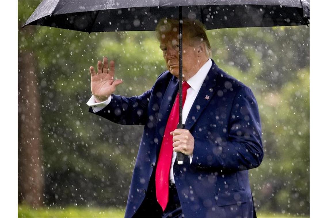 Nach Rassismus-Vorwürfen: Trump verschiebt Wahlkampfauftritt Donald Trump hat auf Kritik reagiert - eine Wahlkampfveranstaltung wird um einen Tag verschoben. Foto: Andrew Harnik/AP/dpa