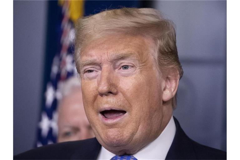 Donald Trump hat ein vom Kongress beschlossenes milliardenschweres Hilfspaket in Kraft gesetzt. Foto: Alex Brandon/AP/dpa