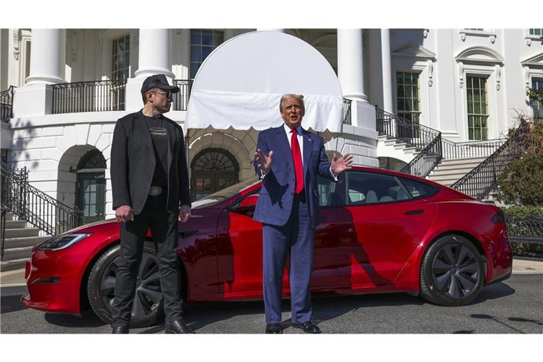 Donald Trump hatte einen roten Tesla vor laufender Kamera von Firmenchef Elon Musk gekauft. (Archivbild)