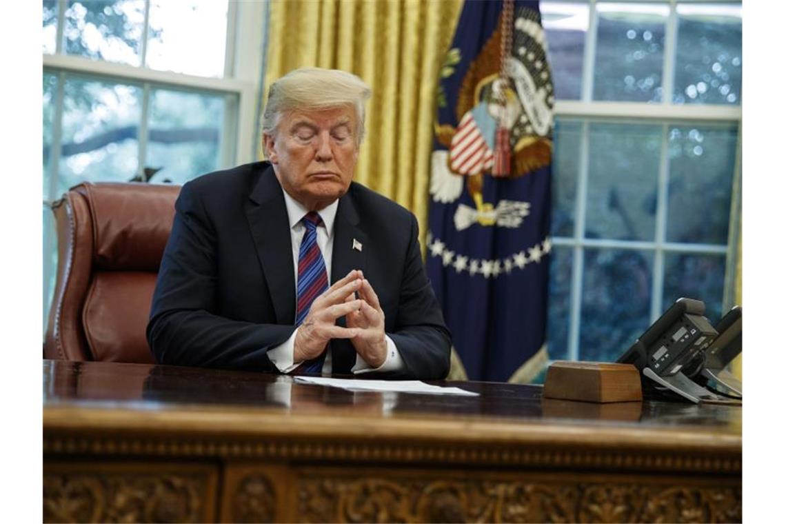 Donald Trump im Oval Office des Weißen Hauses an seinem Schreibtisch. Foto: Evan Vucci/AP/Archiv