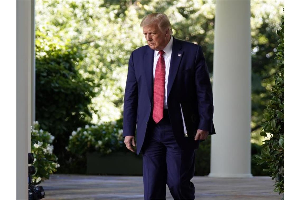 Nach schlechten Umfragewerten: Trump wirbt für Mundschutz Donald Trump ist am 14. Juli auf dem Weg zu einer Pressekonferenz im Rosengarten des Weißen Hauses. Foto: Evan Vucci/AP/dpa