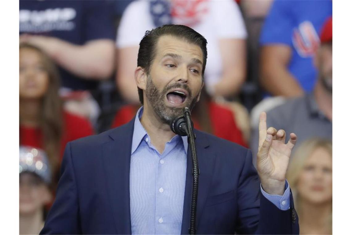 Donald Trump Jr. hat den mutmaßlichen Namen des anonymen Whistleblowers in der Ukraine-Affäre auf Twitter weiterverbreitet. Foto: John Minchillo/AP/dpa