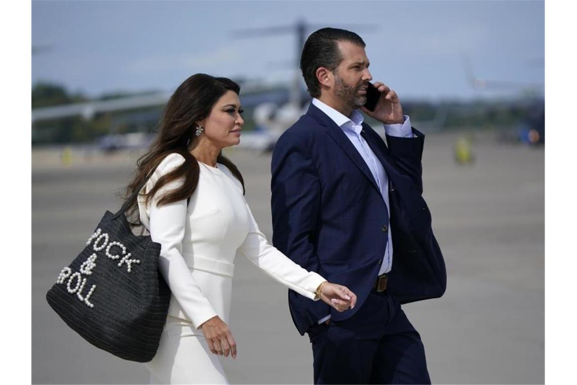 Gremium zur Kapitol-Attacke lädt Freundin von Trump-Sohn vor Donald Trump Jr. und seine Partnerin Kimberly Guilfoyle unterstützten Trump im Wahlkampf. Foto: J. Scott Applewhite/AP/dpa