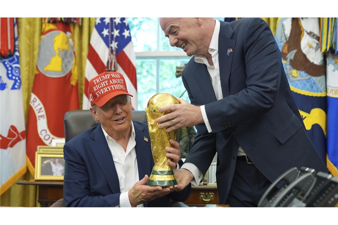 Donald Trump kommt zur Auslosung.