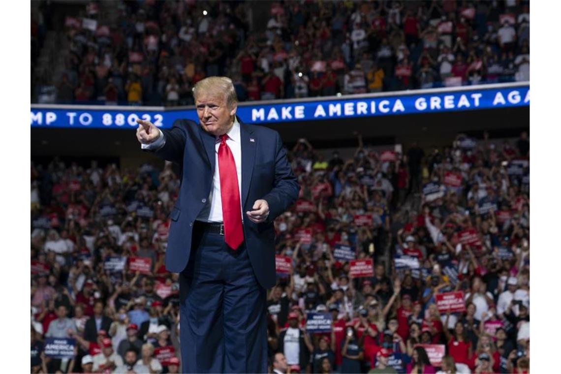 Donald Trump kommt zur Wahlkampfveranstaltung in Tulsa auf die Bühne. Foto: Evan Vucci/AP/dpa