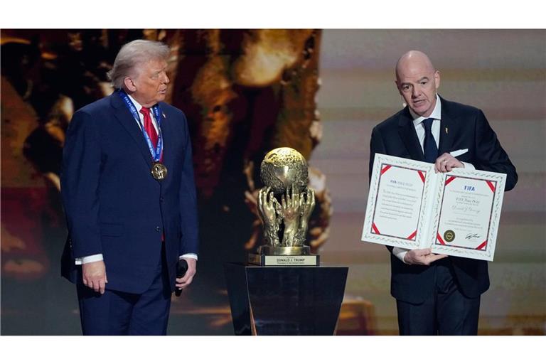 Donald Trump (l.) hat den neuen FIFA-Friedenspreis erhält (Archivfoto).