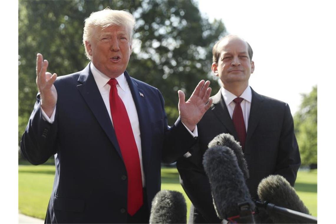 Donald Trump (l) hat den Rücktritt von Alex Acosta (r) in dessen Beisein bekanntgegeben. Foto: Andrew Harnik/AP