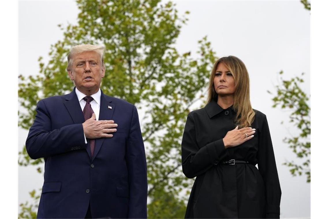 Trump wird nach Infektion ins Militärkrankenhaus gebracht Donald Trump (l.), Präsident der USA, und Melania Trump, First Lady. Foto: Alex Brandon/AP/dpa