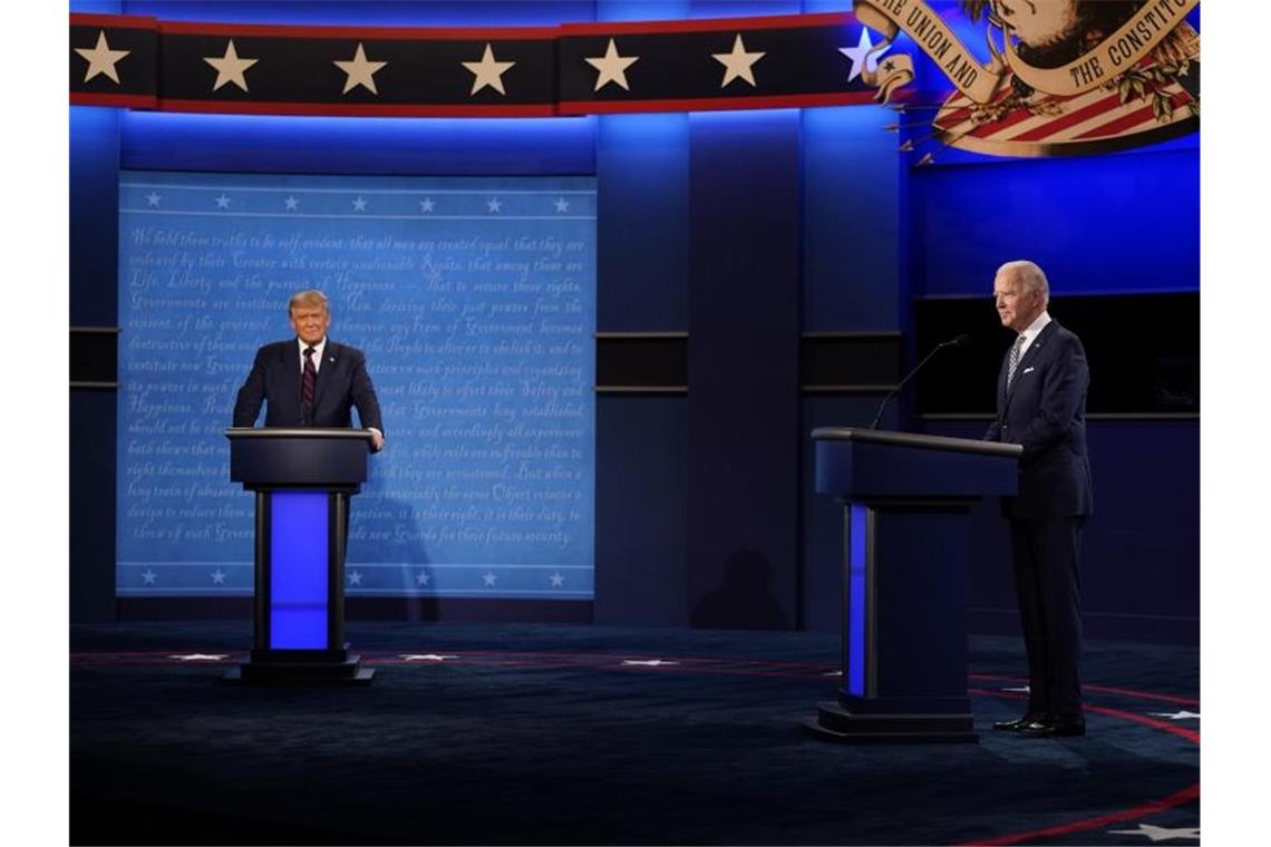 Neue Regeln für das letzte TV-Duell zwischen Trump und Biden Donald Trump (l) und sein Herausforderer Joe Biden Ende September während der ersten TV-Debatte. Foto: Julio Cortez/AP/dpa