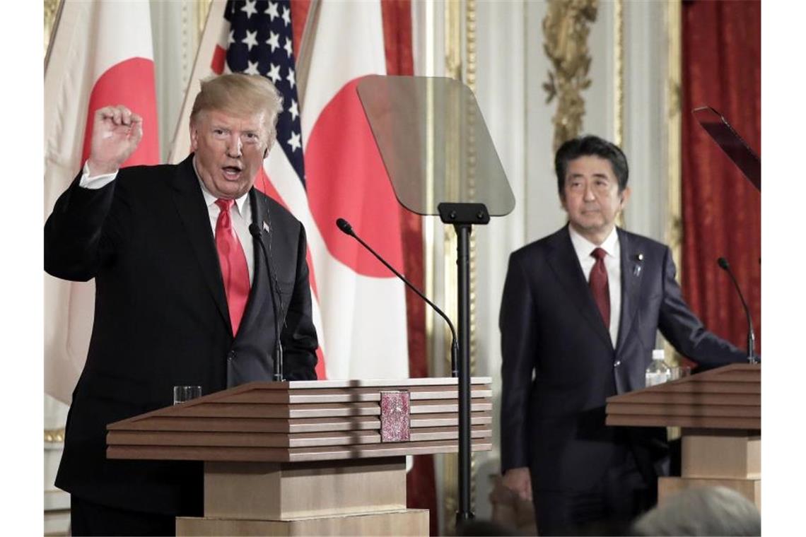 US-Präsident Trump will keinen Regimewechsel im Iran Donald Trump (l) und Shinzo Abe geben eine Pressekonferenz in Tokio. Foto: Kiyoshi Ota/Pool Bloomberg