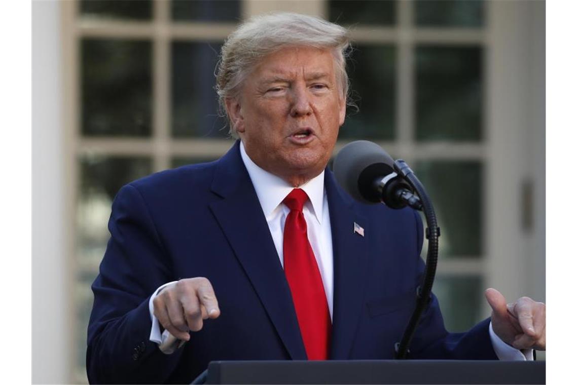 Corona-Krise in den USA verschärft sich Donald Trump lässt offen, bis wann der Einreisestopp, der eigentlich Mitte April auslaufen sollte, andauern soll. Foto: Alex Brandon/AP/dpa