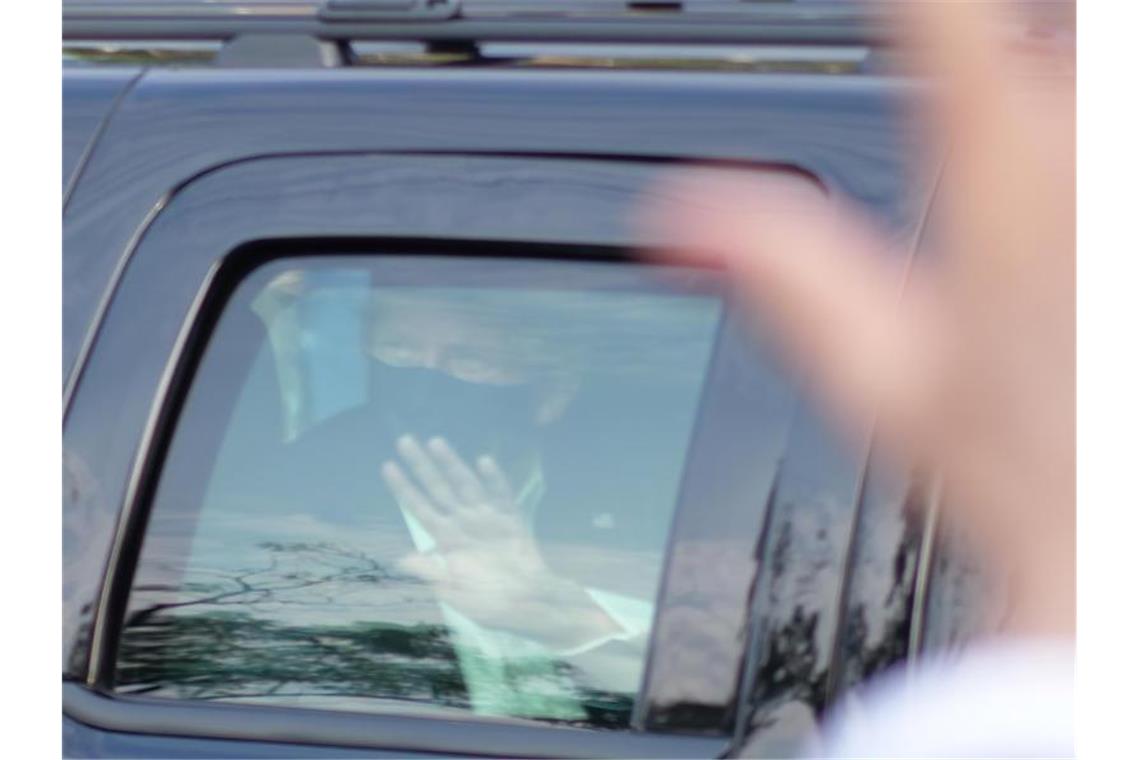 Donald Trump lässt sich überraschend vor dem Walter-Reed-Militärkrankenhaus bei seinen Anhängern blicken. Foto: Tonypeltier/AP/dpa