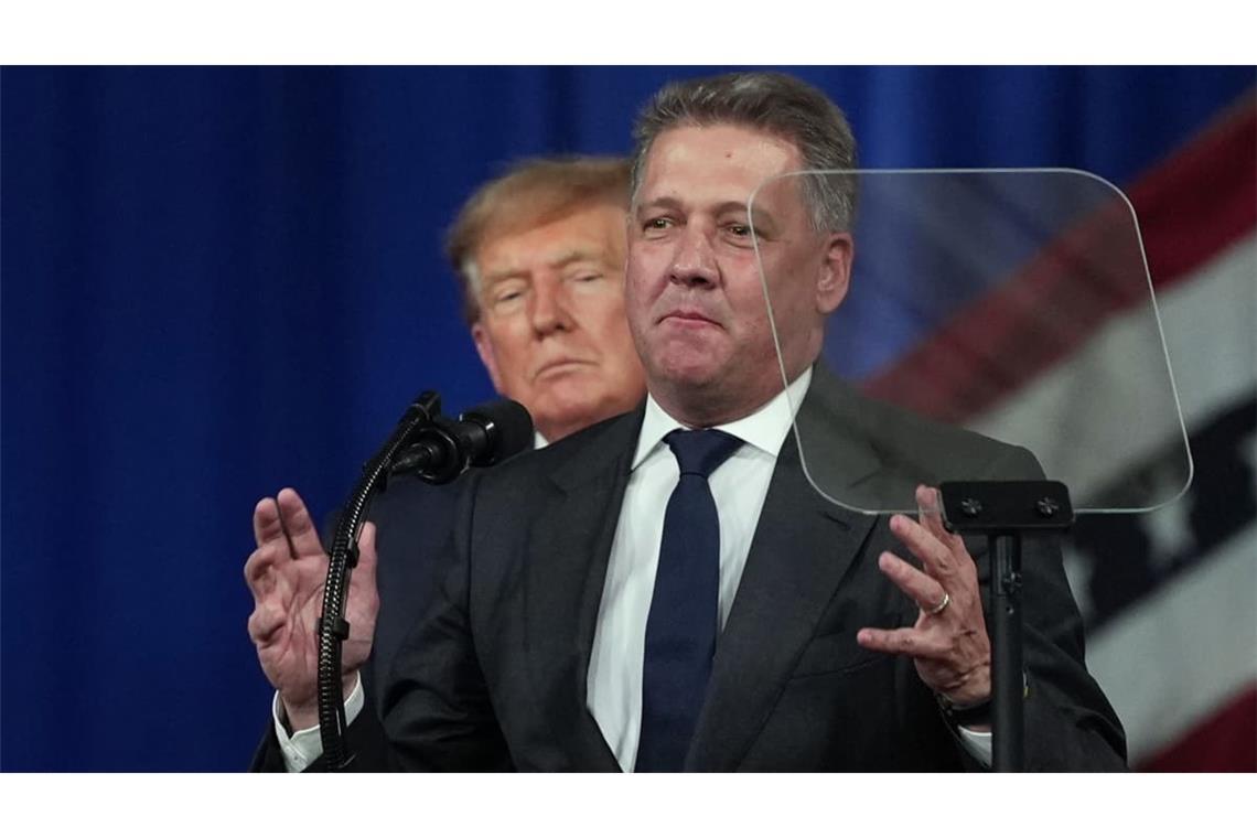 Donald Trump lud Döllner auf die Bühne ein - viele Menschen sehen es kritisch, dass er annahm.