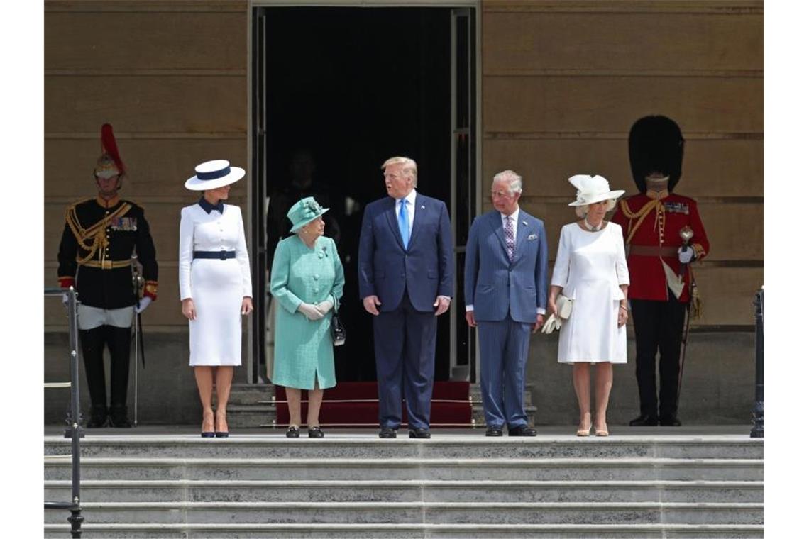 Donald Trump mit Frau Melania, Prinz Charles und Camilla und natürlich Queen Elizabeth II. vor dem Buckingham Palace. Foto: Yui Mok/PA Wire