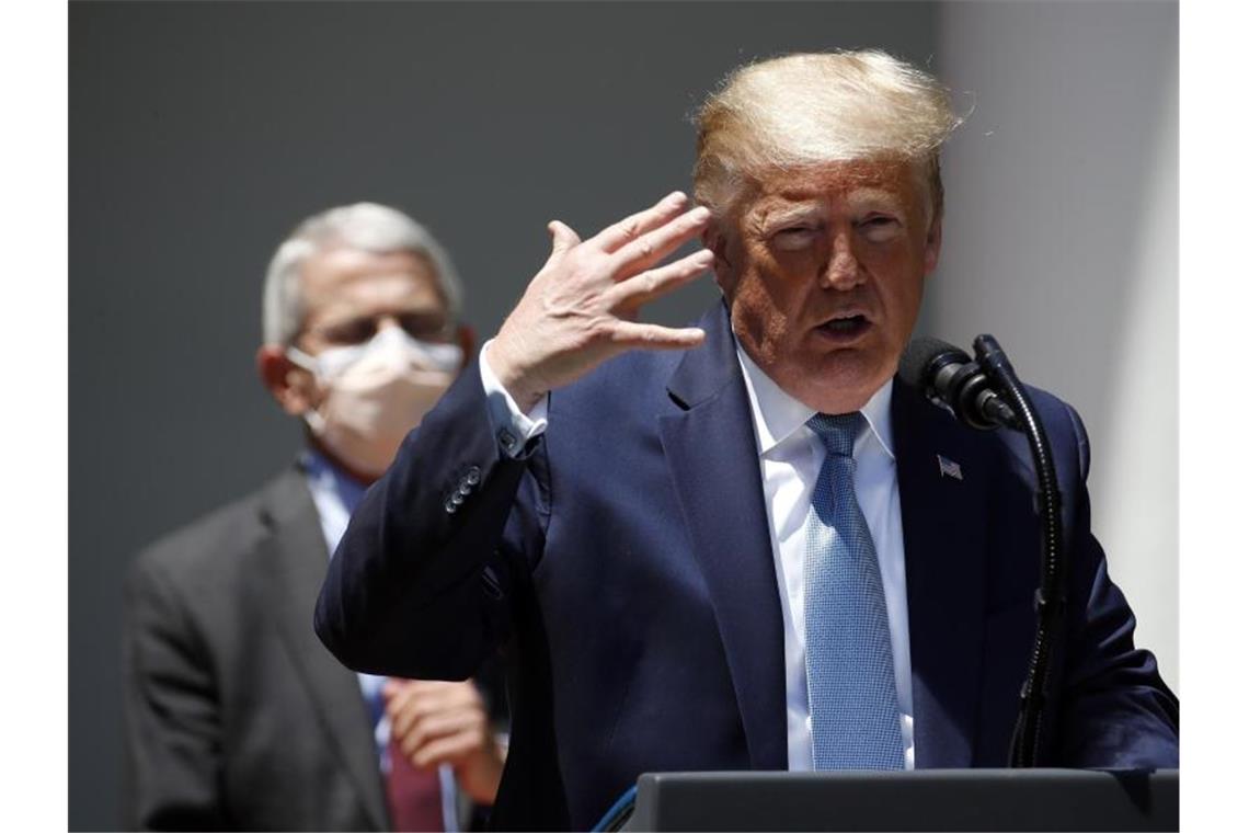 Donald Trump Mitte Mai bei einer Pressekonferenz im Rosengarten des Weißen Hauses. Im Hintergrund Anthony Fauci. Foto: Alex Brandon/AP/dpa