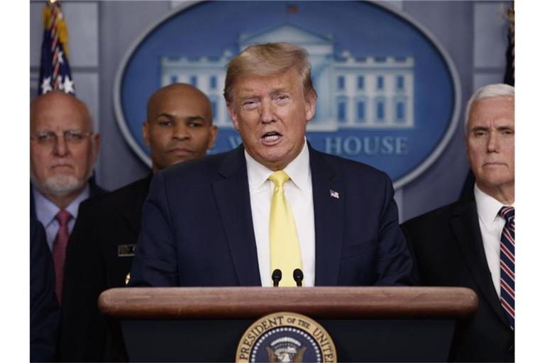 Donald Trump möchte über Lohnsteuererleichterungen sowie über Kredite für Kleinunternehmen reden. Foto: Carolyn Kaster/AP/dpa