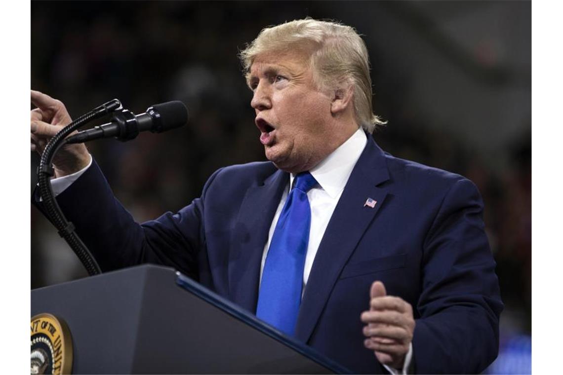 Amtsenthebungsverfahren gegen Donald Trump hat begonnen Donald Trump muss sich als dritter Präsident in der Geschichte der Vereinigten Staaten einem Amtsenthebungsverfahren im Senat stellen. Foto: Evan Vucci/AP/dpa