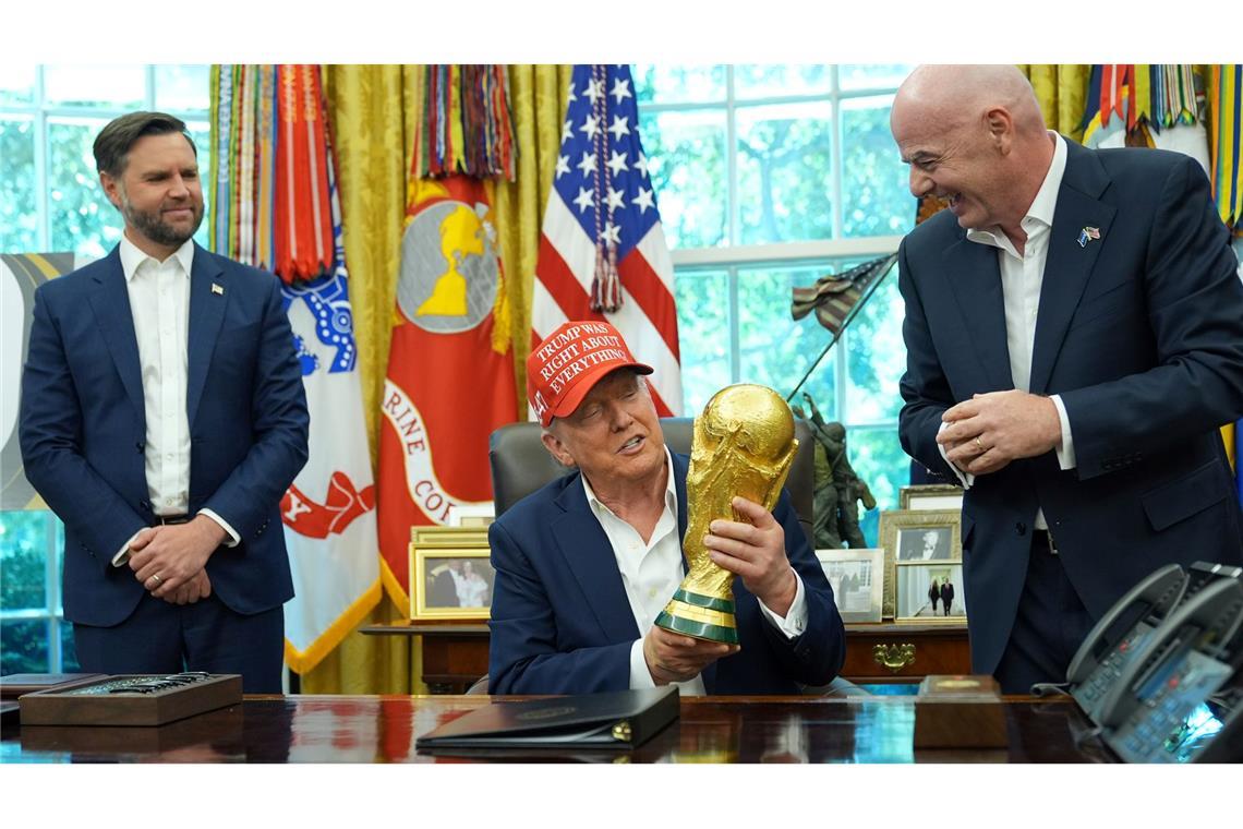 WM-Auslosung in Washington - Trump spricht über Putin-Besuch Donald Trump präsentiert den WM-Pokal