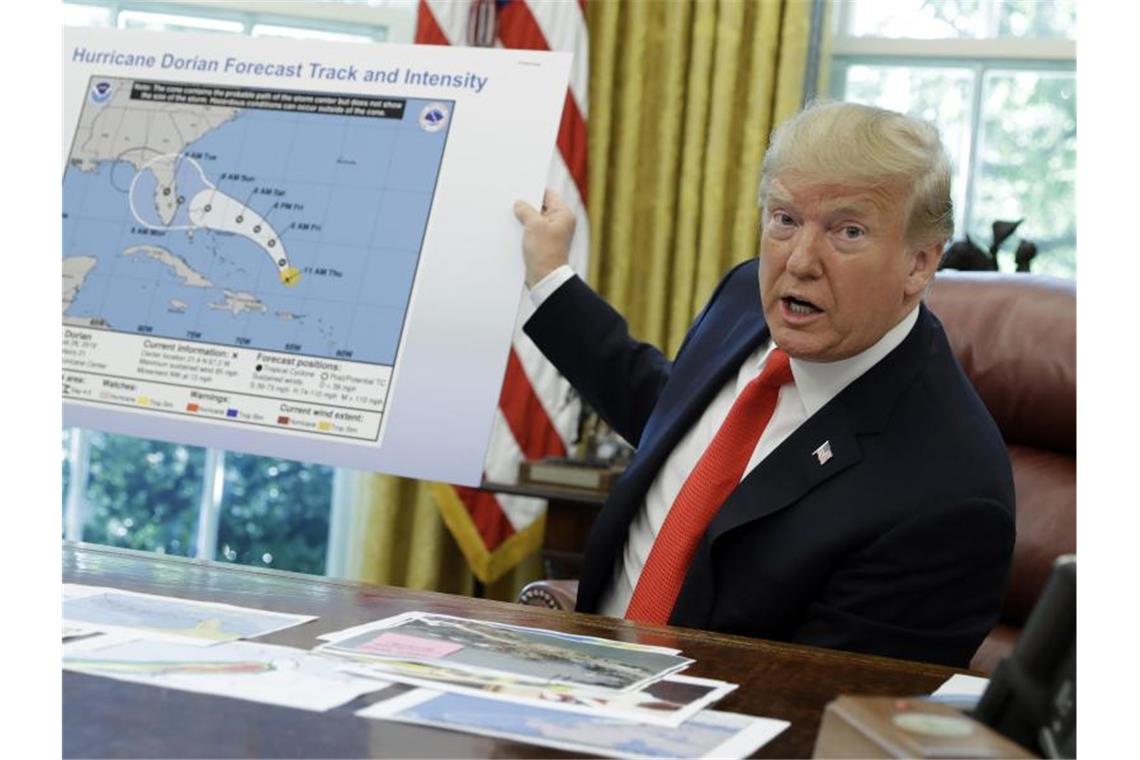 Donald Trump präsentiert im Oval Office des Weißen Hauses ein Plakat mit dem Verlauf von Hurrikan „Dorian“. Foto: Evan Vucci/AP