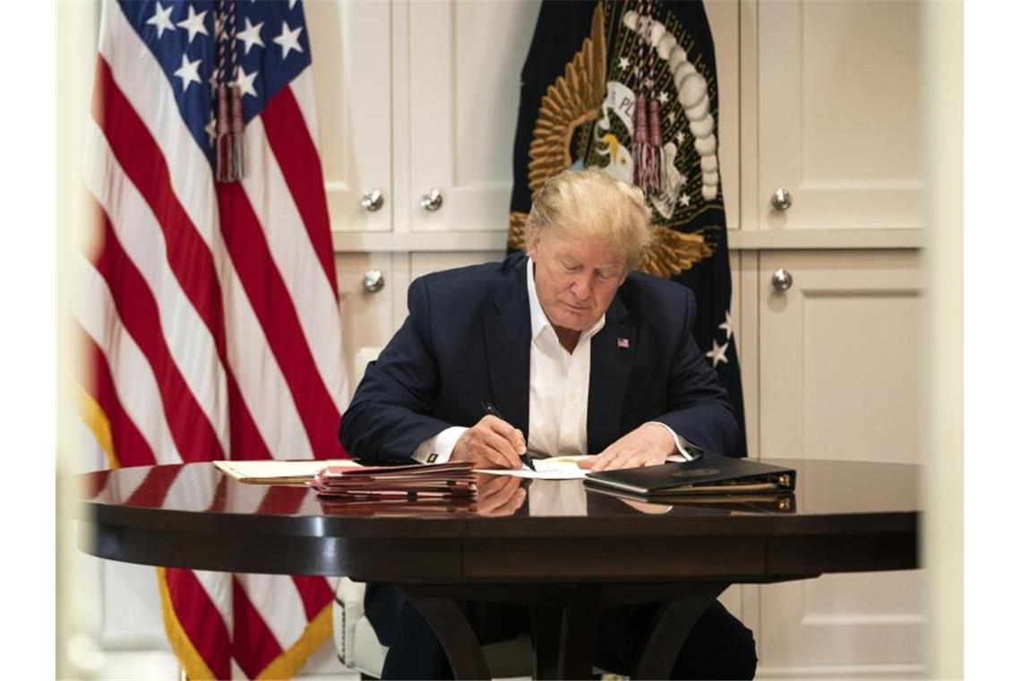 Trump hat Krankenhaus nach dreitägiger Behandlung verlassen Donald Trump, Präsident der USA, arbeitet in der Präsidenten Suite des Militärkrankenhauses Walter Reed in Bethesda. Foto: Joyce N. Boghosian/The White House/AP/dpa