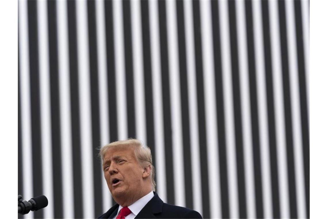Zweites Amtsenthebungsverfahren gegen Trump eröffnet Donald Trump, Präsident der USA, hält in der Nähe eines Abschnitts der Grenzmauer zwischen den USA und Mexiko eine Rede. Das US-Repräsentantenhaus stimmt über die Eröffnung eines Impeachment-Verfahrens ab. Foto: Alex Brandon/AP/dpa