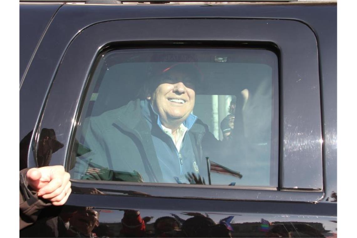 Donald Trump, Präsident der USA, lächelt aus einem Auto Demonstranten zu. Foto: Niyi Fote/TheNEWS2 via ZUMA Wire/dpa