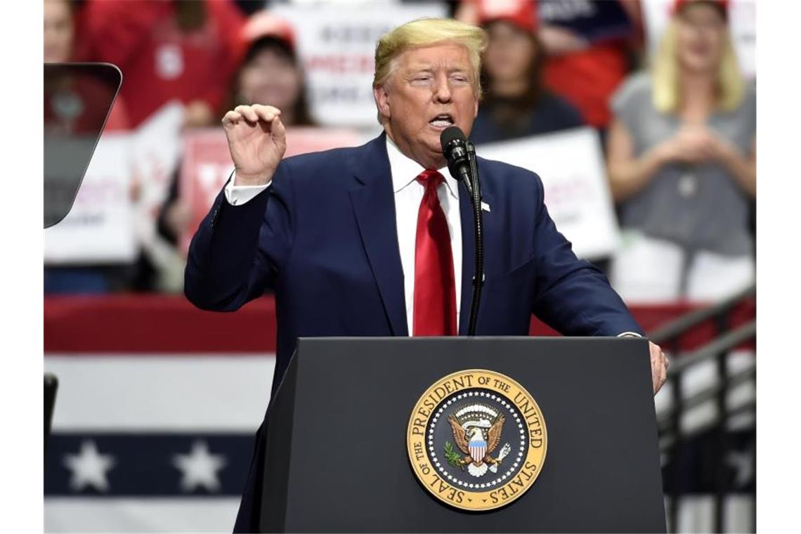 Republikaner Trump erklärt sich zum Sieger von 13 Vorwahlen Donald Trump, Präsident der USA, spricht auf einer Wahlkampfkundgebung. Foto: Mike Mccarn/AP/dpa