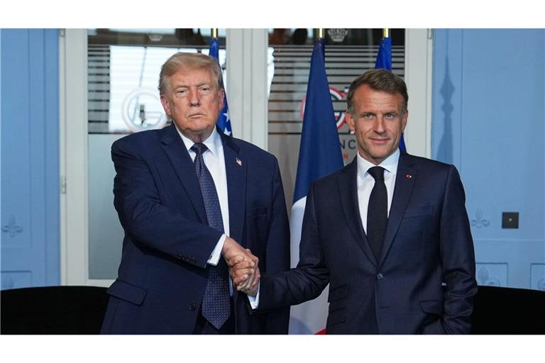 Donald Trump , Präsident der USA, und Emmanuel Macron, Präsident von Frankreich, reichen sich die Hände vor einem  Gespräch am Rande eines G7 Gipfels.