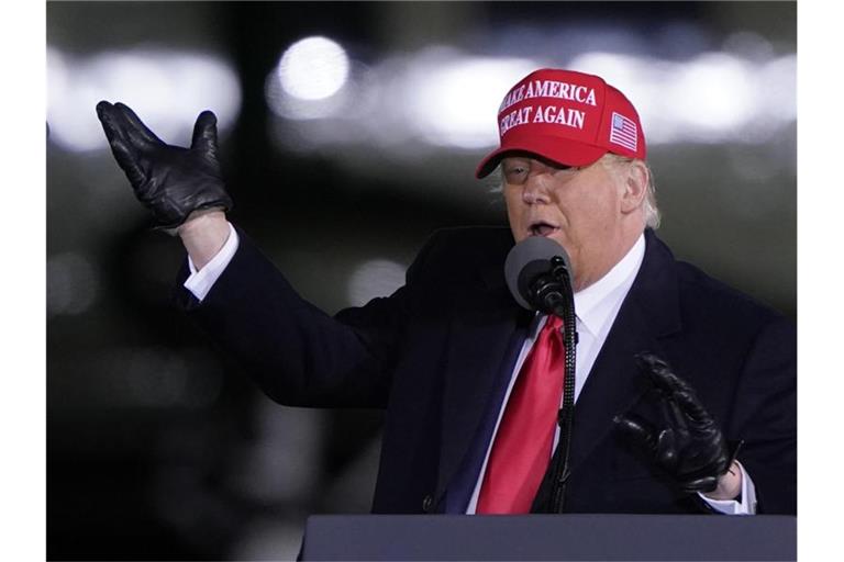 Donald Trump, Präsident der USA, während einer Wahlkampfkundgebung auf dem Hickory Regional Airport. Foto: Chris Carlson/AP/dpa