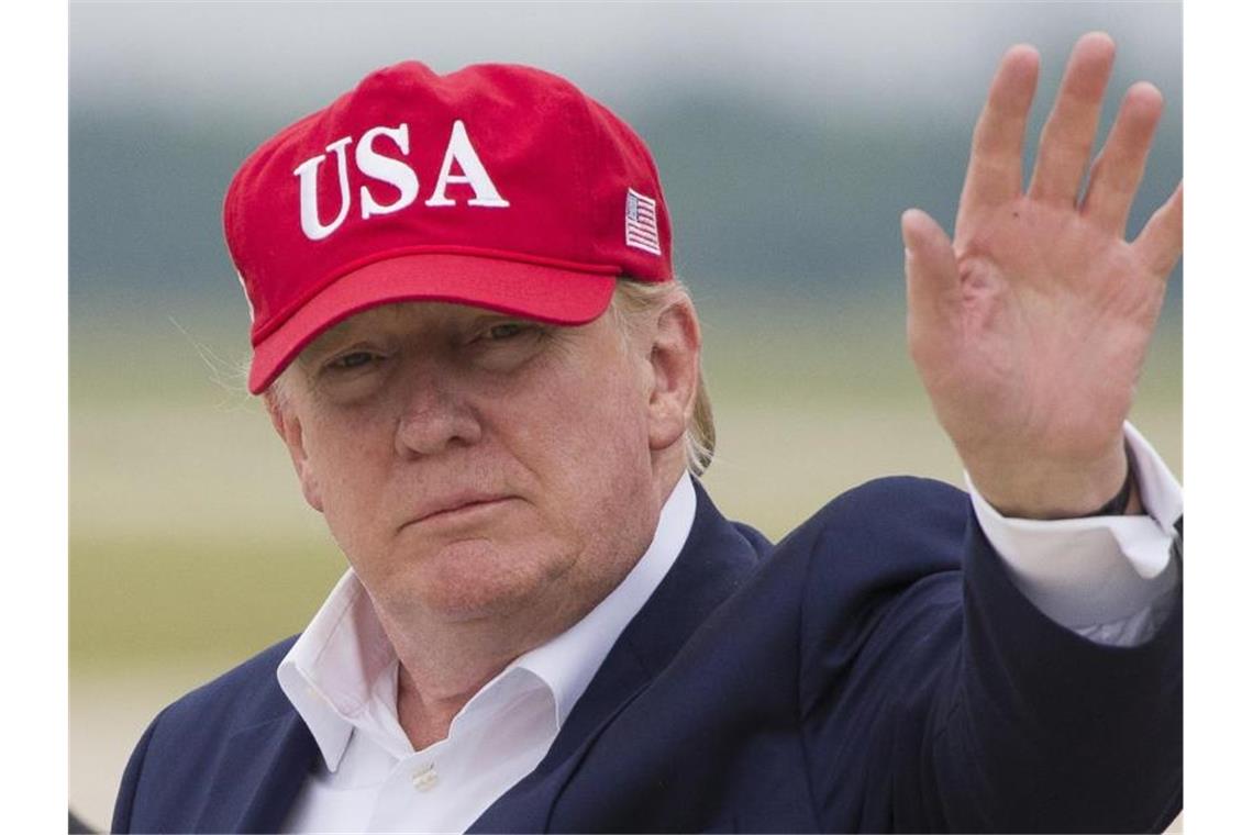 Donald Trump, Präsident der USA, winkt nach seiner Ankunft auf der Andrews Air Force Base. Foto: Alex Brandon/AP